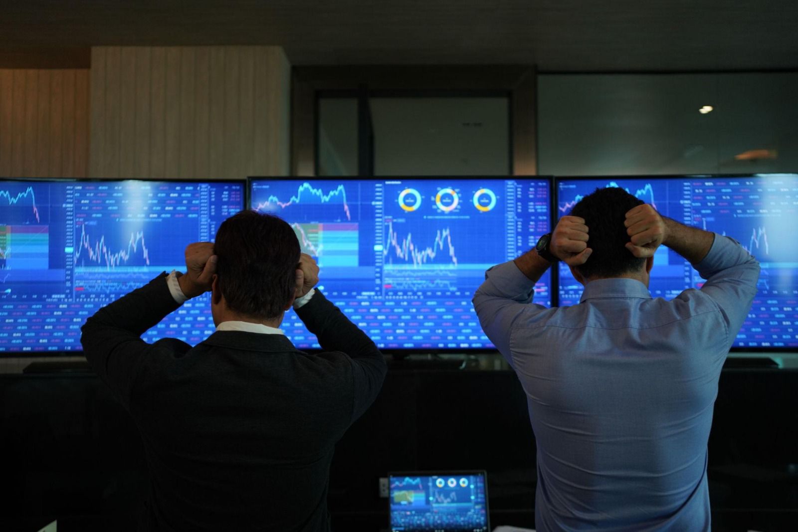 Stocks Fall as Bond Yields Surge Amid Iran Related Geopolitical Tensions